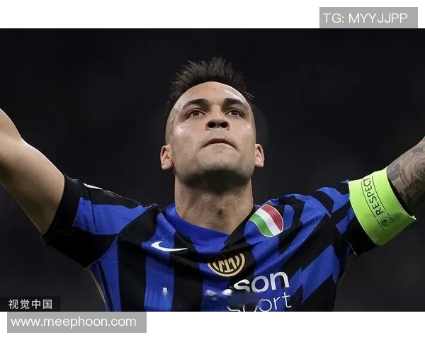 足球明星扔刀视频引发热议网友热议其背后故事与影响